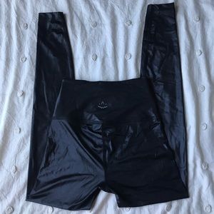 XS Beyond Yoga Shiny Black Leggings